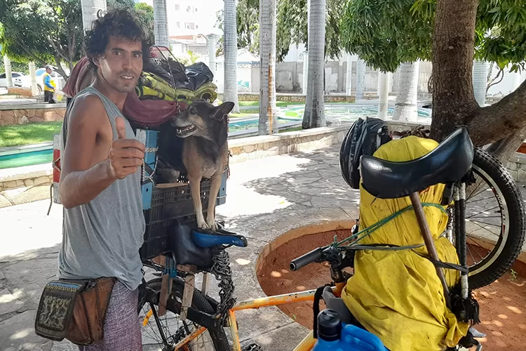 De bicicleta e na companhia de sua cadela, paraguaio passa por Brumado rumo a Ilhéus