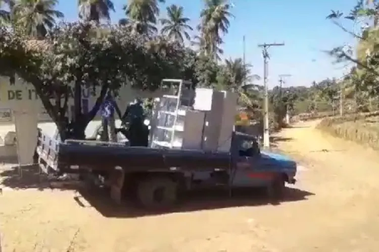 Revoltado, morador vandaliza carro estacionado em frente à garagem; veja  imagem