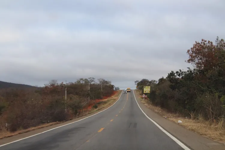 Três homens armados surpreendem motorista e roubam veículo na BR-430 em Igaporã