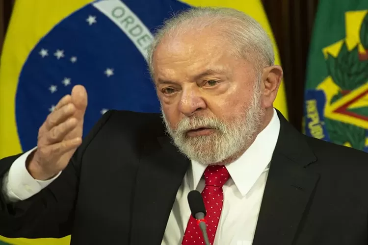 'País vai crescer mais do que pessimistas preveem', diz Lula