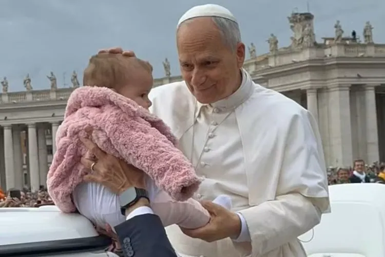 Bebê de Eunápolis de sete meses é abençoada por papa Leão XIV no Vaticano