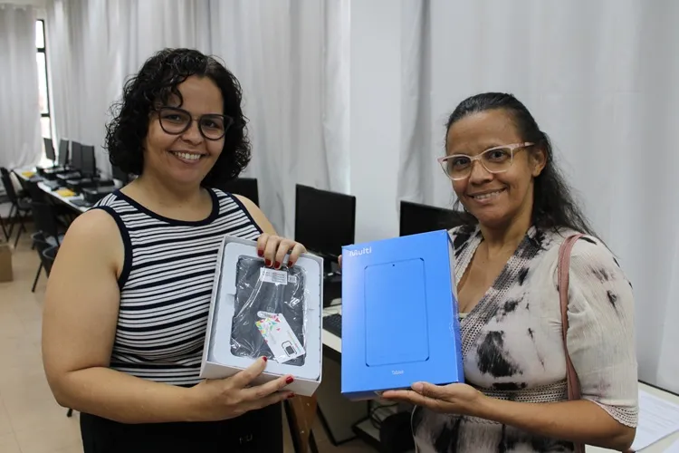 Alunos da rede estadual de ensino recebem tablets para uso pedagógico em Brumado