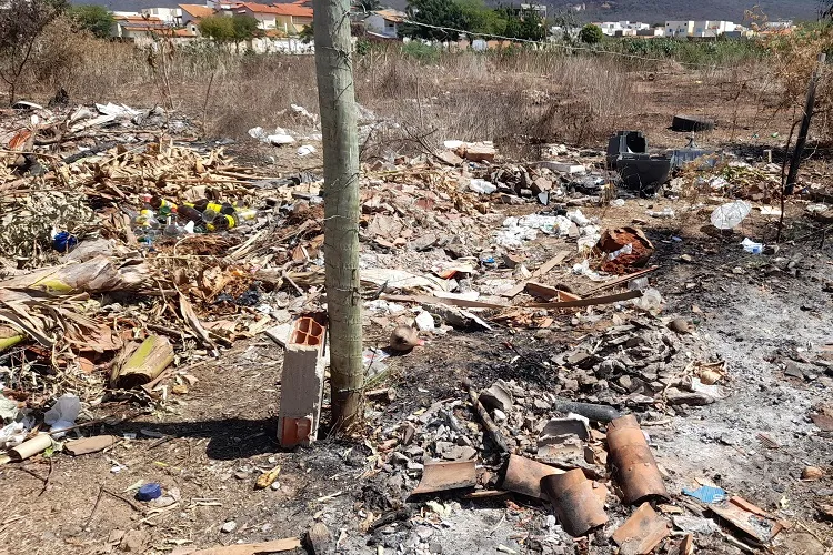 Com multas acima de R$ 5 mil, continua despejo irregular de lixo e entulho em Brumado