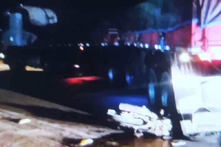 Acidente entre carreta e motocicleta deixa homem gravemente ferido na BR-030 em Caetité