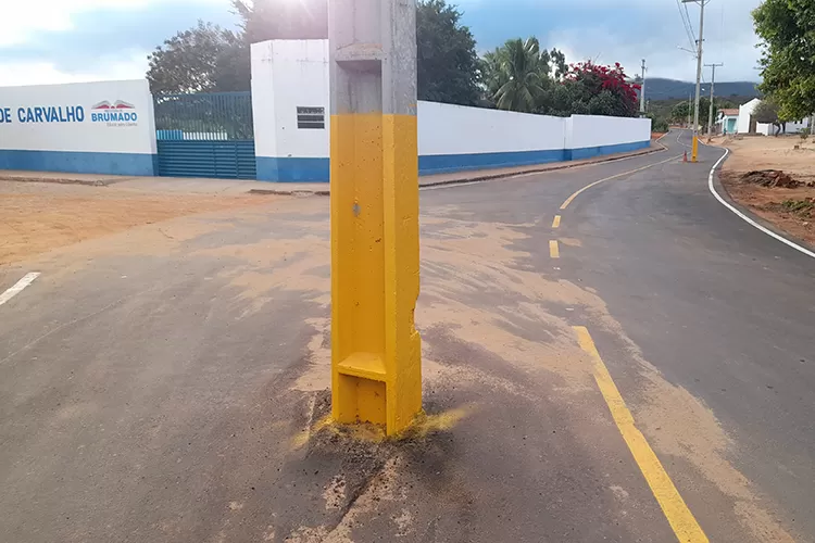 Brumado: Postes ficam no meio do caminho gerando riscos de acidentes no Tamboril