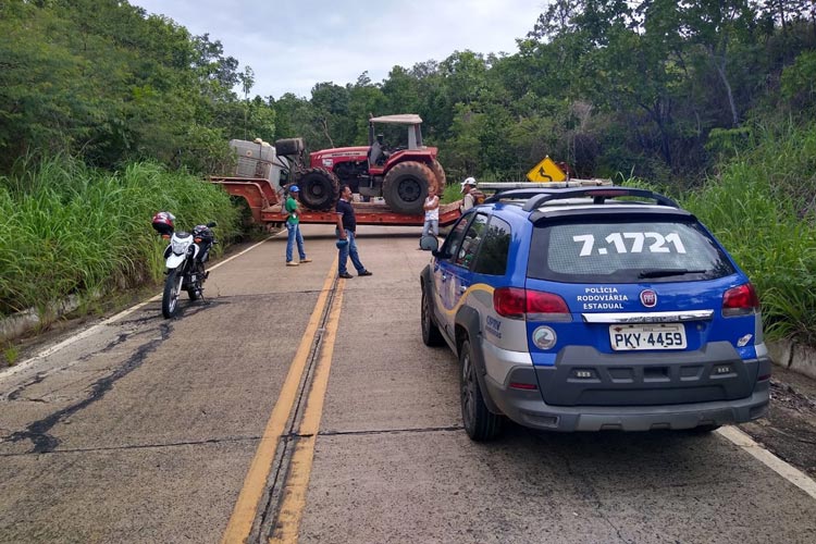 Barreiras: Carreta fica atravessada em rodovia após acidente e bloqueia acesso a aeroporto