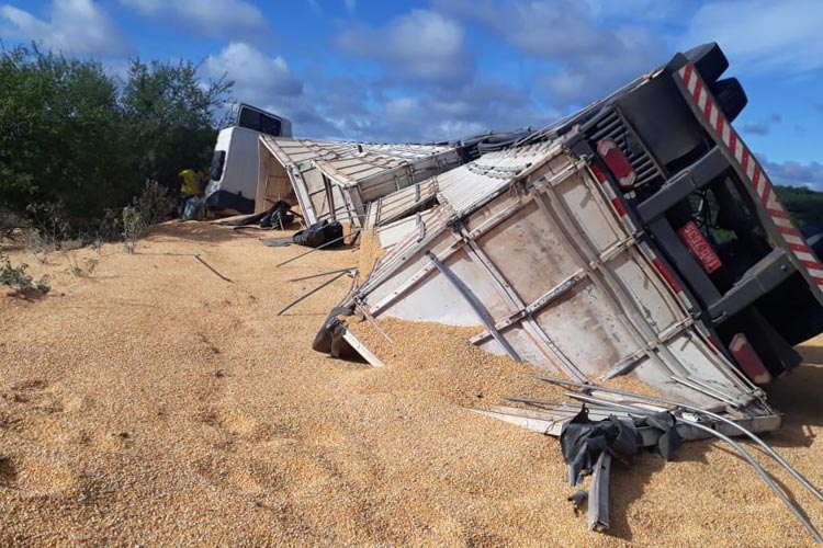 Aracatu: Carreta carregada com milho tomba às margens da BA-262