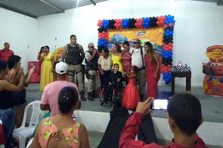 Brumado: PM atende pedido de família e homenageia criança cadeirante de 10 anos que sonha em ser policial