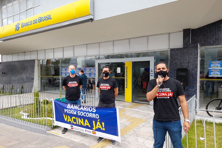 Bancários fazem manifestação cobrando vacinação prioritária em Brumado