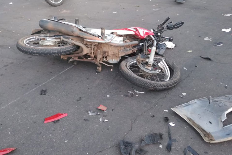 Brumado: Casal fica ferido após acidente envolvendo motocicleta e veículo na Avenida João Paulo I