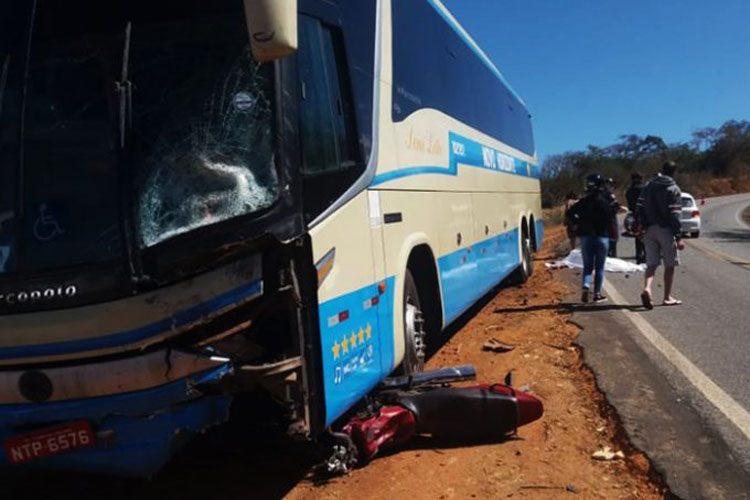 Caetité: Ocupantes de motocicleta morrem na após veículo bater em ônibus da Novo Horizonte