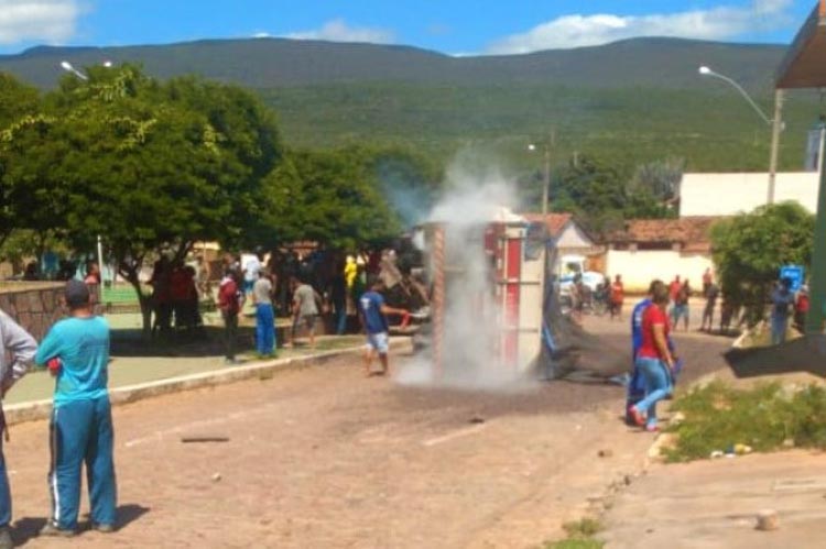 Motorista perde controle de carreta e tomba em praça de Ituaçu