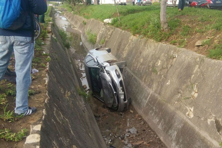 Motorista se distrai, perde controle e cai em vala em Vitória da Conquista