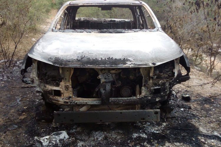Fotos mostram carro de delegado de Barra da Estiva incendiado