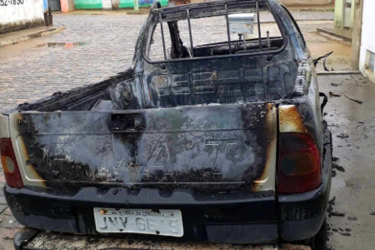 Carro é incendiado e completamente destruído na cidade de Presidente Jânio Quadros