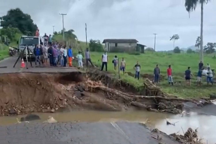 Voluntários fazem 'corrente' para levar donativos até atingidos pelas chuvas na Bahia