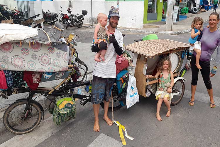 De passagem por Brumado, família de franceses está dando a volta ao mundo de bicicleta