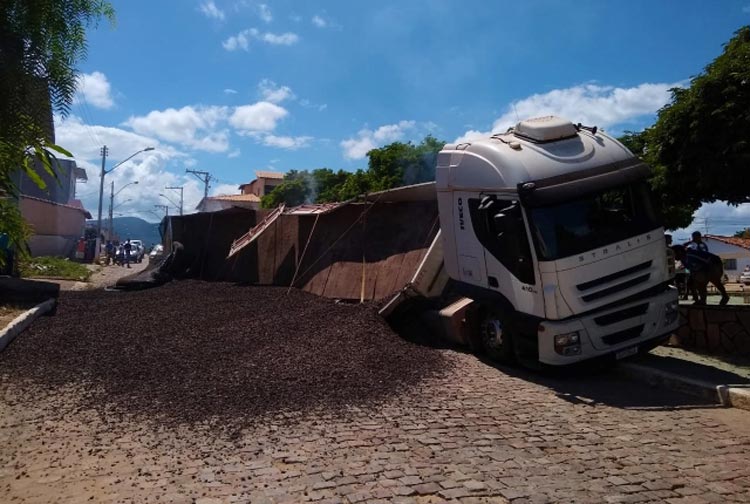 Motorista perde controle de carreta e tomba em praça de Ituaçu