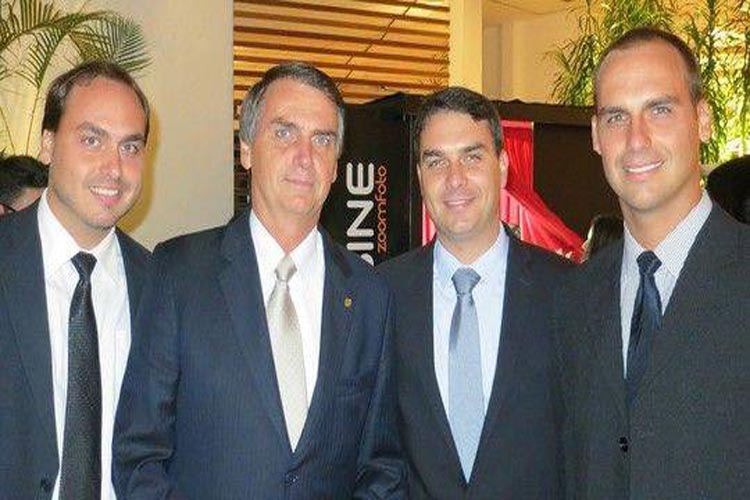 Grupo de hackers vaza em rede social supostos dados pessoais de Bolsonaro, filhos e ministros