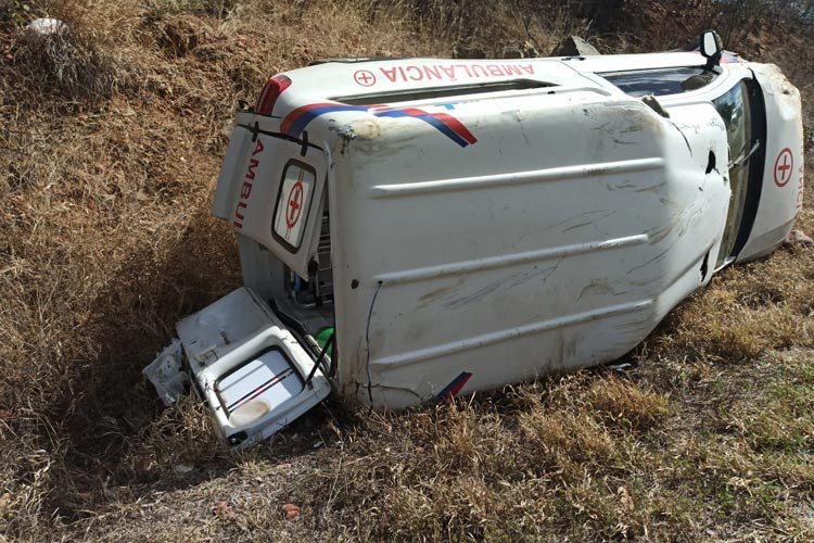 Livramento de Nossa Senhora: Acidente com ambulância mata pai e filho na BA-148