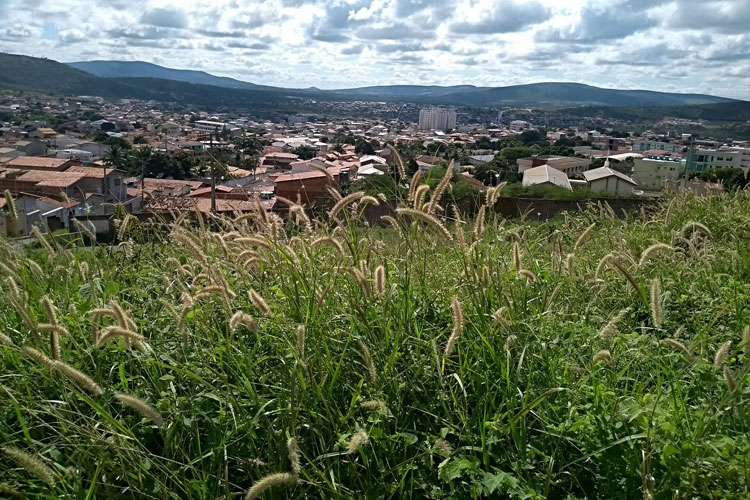 Tempo parcialmente nublado e previsão de pancadas de chuva no início do outono em Brumado