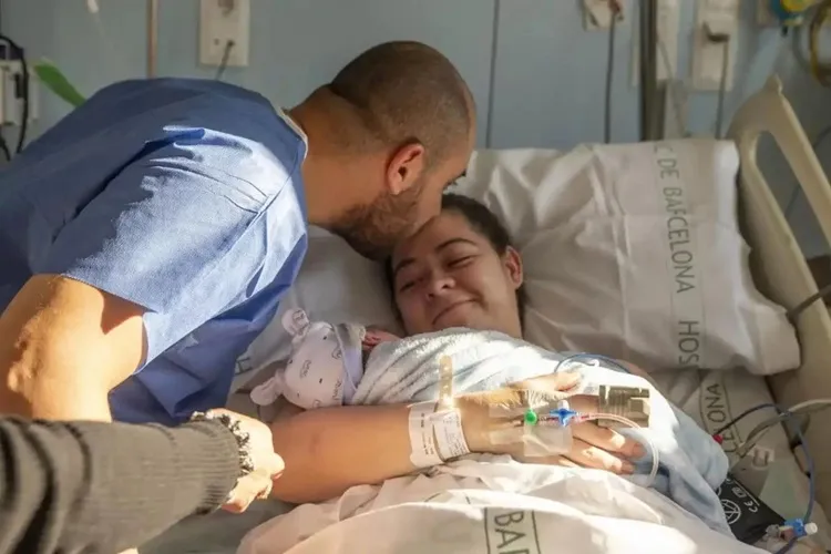 Mulher recebe transplante de útero da própria mãe e dá à luz um bebê
