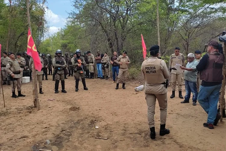 17º BPM cumpre reintegração de posse em área ocupada por 250 pessoas em Carinhanha