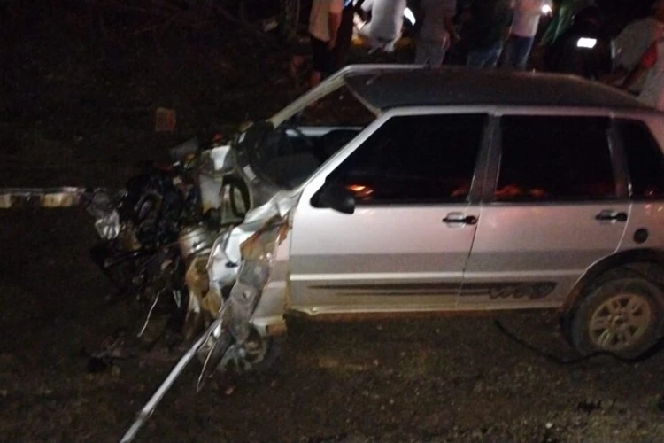 Guanambi: Carro e caminhão colidem e dois ficam gravemente feridos na BR-122