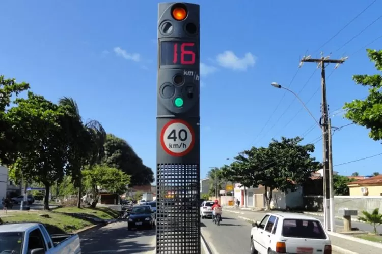 Brumado: Beto Bonelly reforça cobrança de transparência com instalação de display nos radares