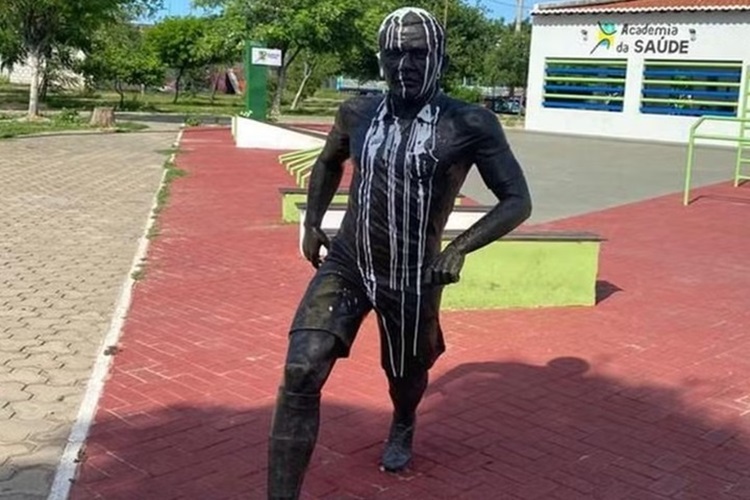 Estátua em homenagem a Daniel Alves volta a ser vandalizada em Juazeiro