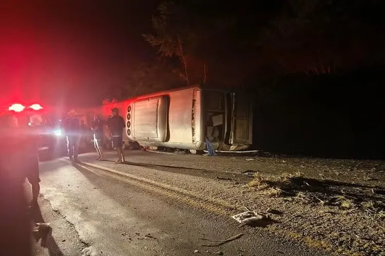 Acidente com ônibus de Brumado deixa 13 mortos e feridos na BR-423 no Pernambuco