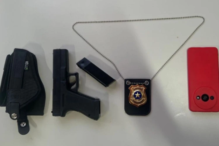 4ª CIPM apreende simulacro de arma de fogo e distintivo policial em Rio do Pires