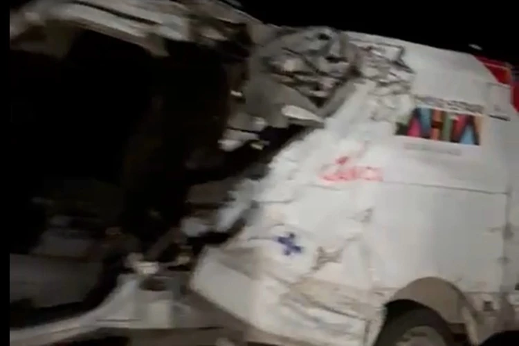 VÍDEO: Ambulância de Guanambi com criança colide em carreta na BA-026