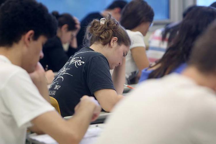 Alunos de baixa renda do Ensino Médio vão poder estudar nos EUA