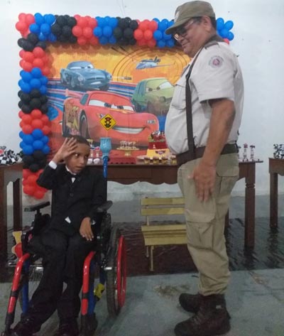 Brumado: PM atende pedido de família e homenageia criança cadeirante de 10 anos que sonha em ser policial