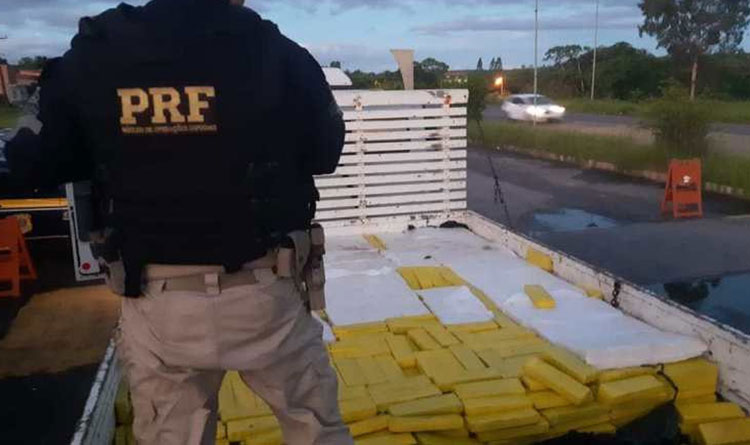 Homem é preso com cerca de duas toneladas de maconha em caminhão com placa clonada