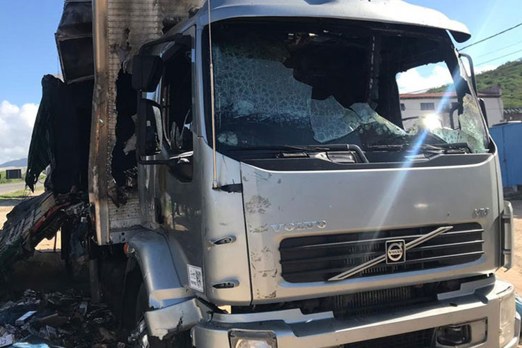 Jequié: Caminhão com carga de cigarros contrabandeados tomba e pega fogo