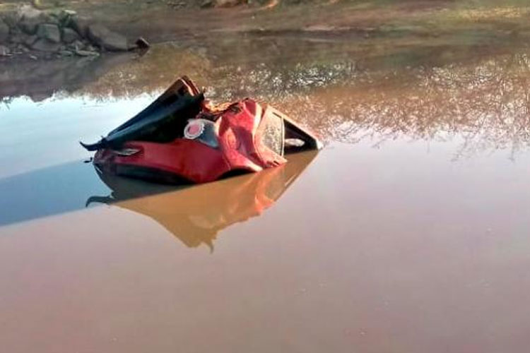 Adolescente morre após carro sair de pista e cair em lagoa em Tanque Novo