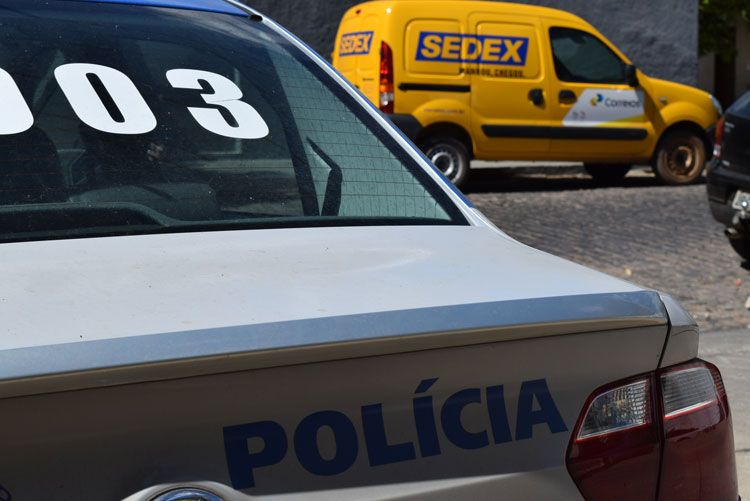 Mercadorias foram furtadas dentro de carro dos Correios em Brumado