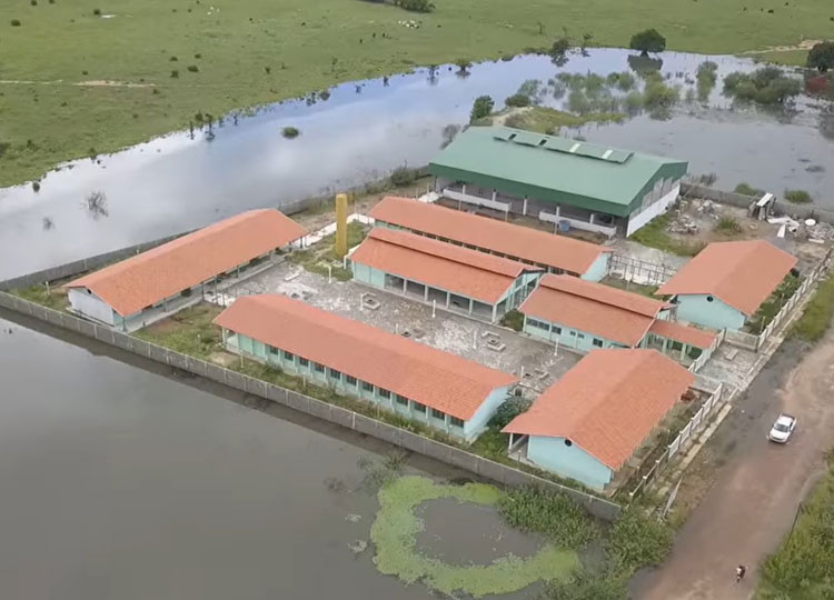 Parte de escola construída ao lado de lagoa desaba em Matina; obra custou R$ 4,5 milhões