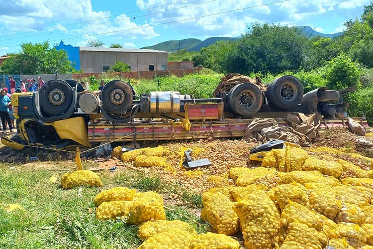 Ituaçu: Caminhão carregado com batatas tomba e motorista fica ferido na BA-142