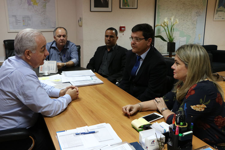 Ivana Bastos e prefeito de Guanambi acompanham pedidos na Secretaria de Infraestrutura da Bahia