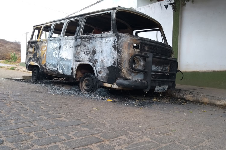 Vândalos incendeiam kombi que há 30 anos realiza serviço comunitário para centro espírita de Brumado