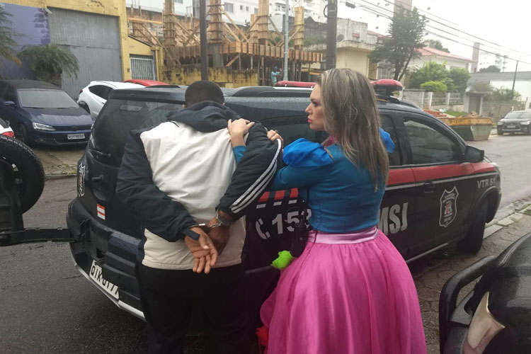 Assaltante é preso por guarda municipal vestida de princesa