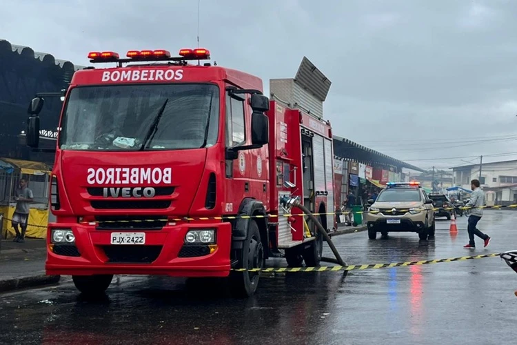 Bombeiros combatem incêndio em barraca de feira em Vitória da Conquista