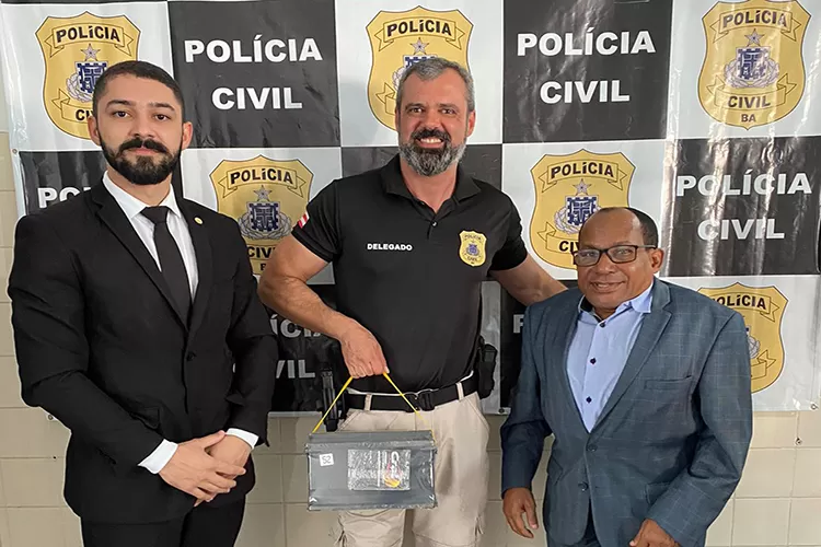 Brumado: Conseg doa baterias para viaturas da polícia civil