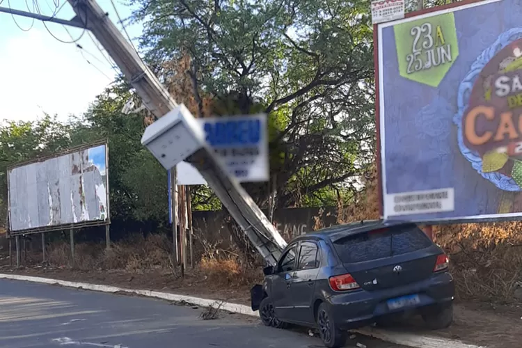 Carro colide contra poste e condutor abandona veículo na BA-148 em Brumado