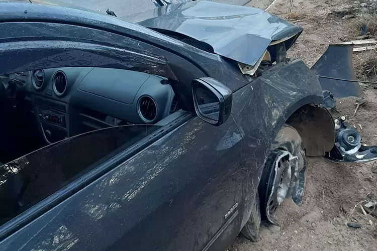 Carro colide contra poste e condutor abandona veículo na BA-148 em Brumado