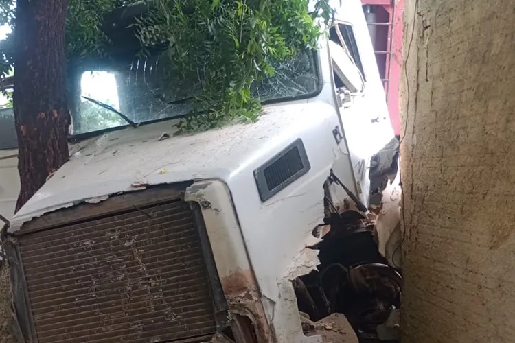 Caçamba desce rua desgovernada e atinge muro de Escola Municipal em Guanambi