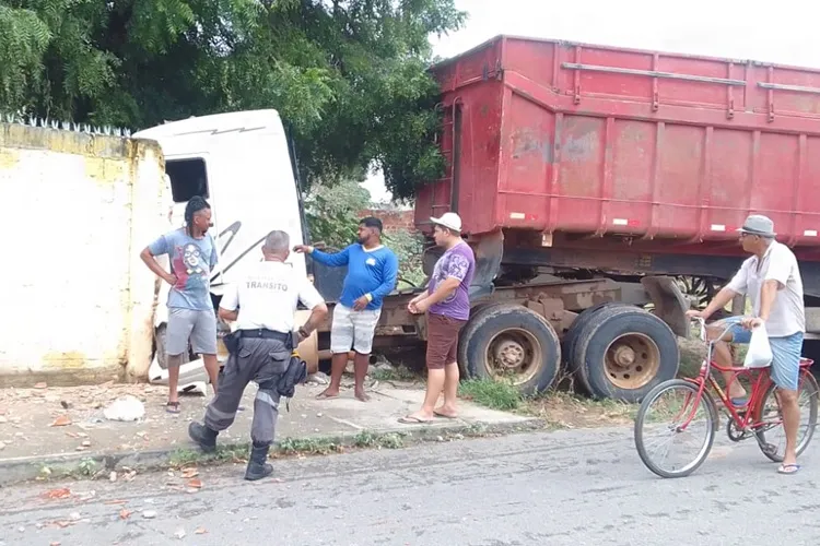 Caçamba desce rua desgovernada e atinge muro de Escola Municipal em Guanambi